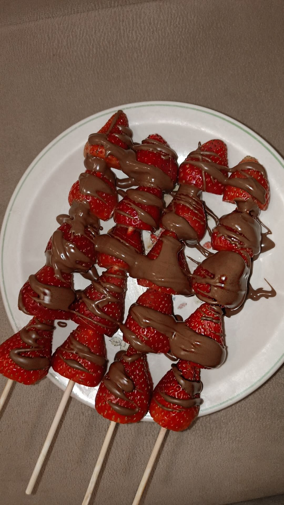 Frutas e marshmallow com fondue de chocolate